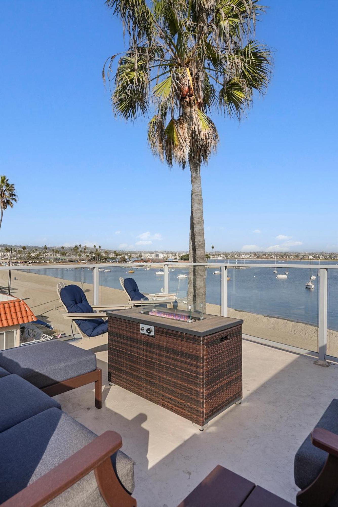 Stunning Bayfront With Gorgeous Views, Garage, Massive Roof Deck & Ac - Dogs Welcome! Casa vacanze *